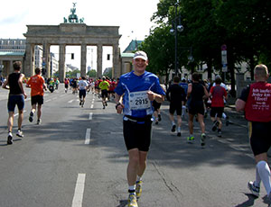 Rückwärtslaufen vor dem Brandenburger Tor